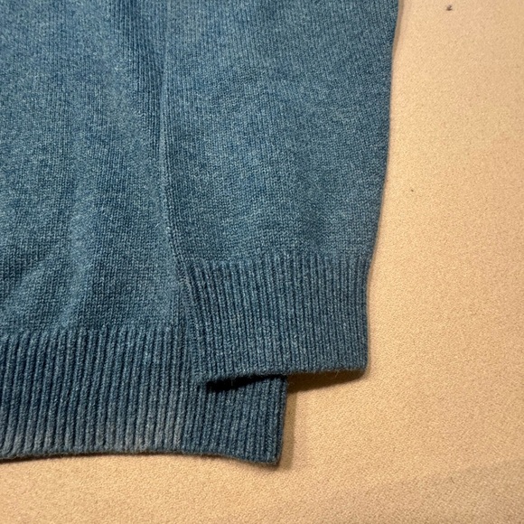 L.L. Bean V-Neck 100% Lambs Wool Sweater Timeless Knit Design - Picture 5 of 5